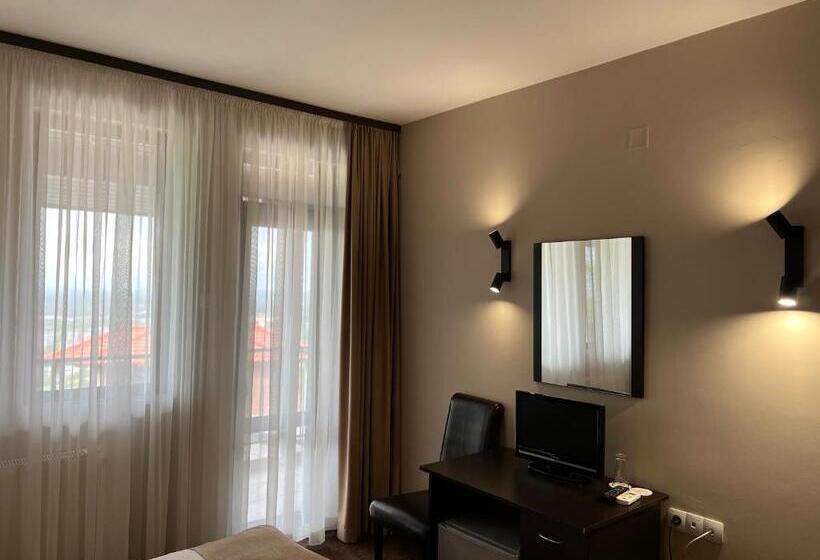 스탠다드 룸, Chiflika Family