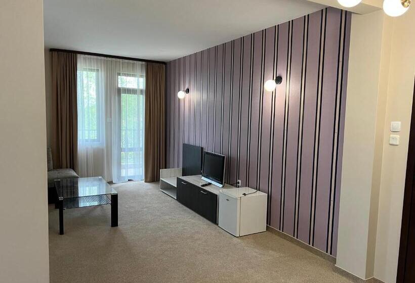 주니어 스위트, Chiflika Family