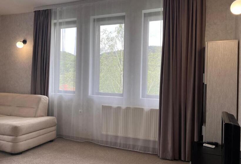 小型套房, Chiflika Family