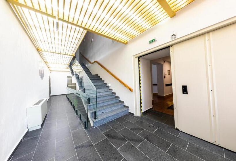 חדר סטנדרט לשלושה, Filo