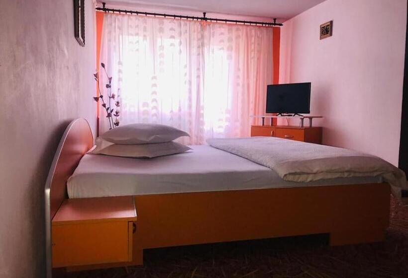 Quarto Estandar Cama King, Vila Nik Busteni