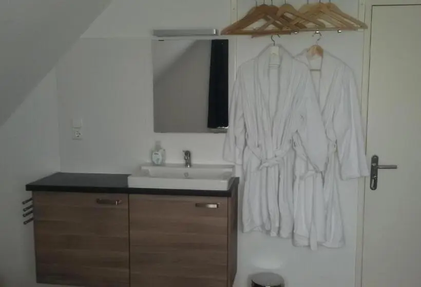 バスルーム共有のトリプルスタンダード, Bed And Breakfast Den Bosch