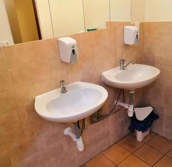 エコノミー４人部屋, Hostel Skautský Dom