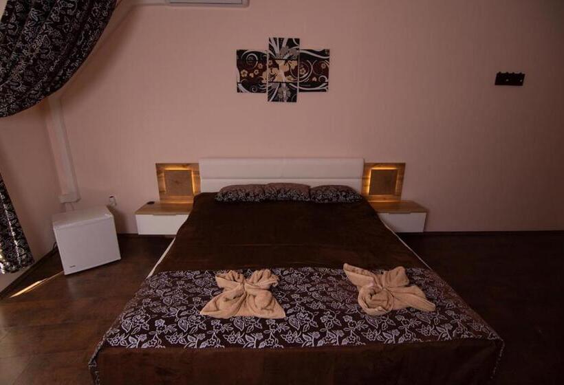 四人标准间, Napvirág Ház