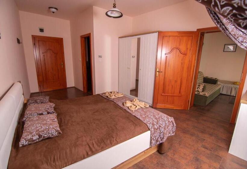 四人标准间, Napvirág Ház