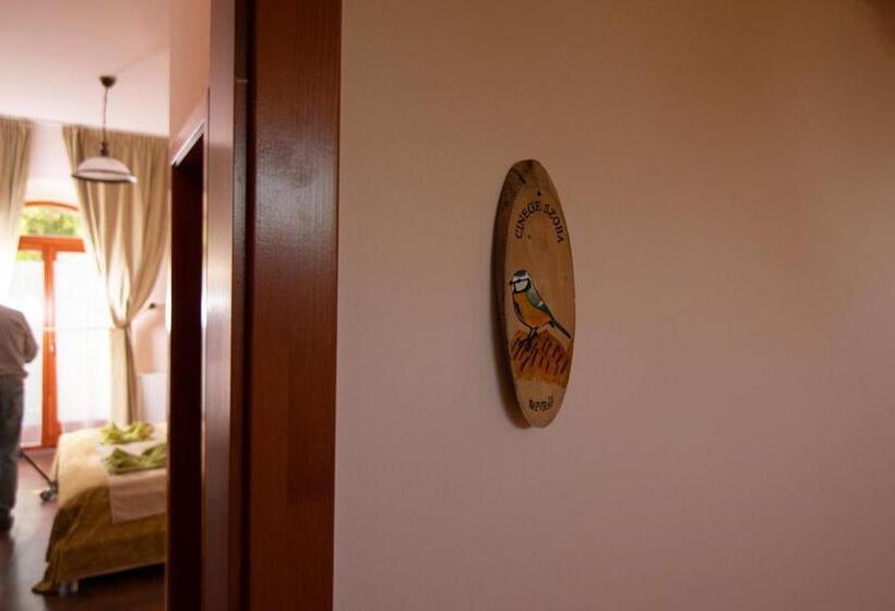 标准三人间, Napvirág Ház