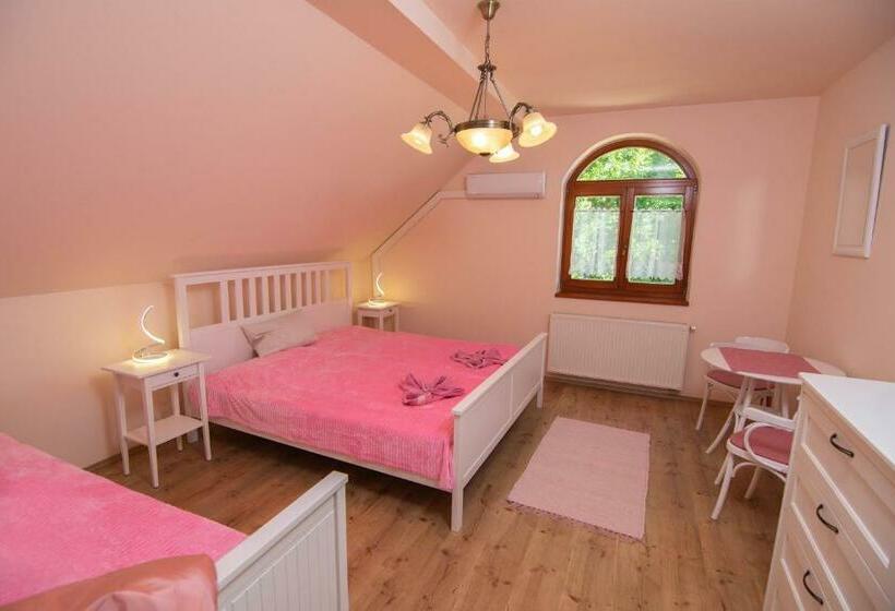 Quarto Estandar, Napvirág Ház
