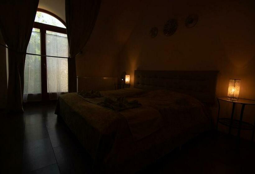 Quarto Triplo Estandar, Napvirág Ház