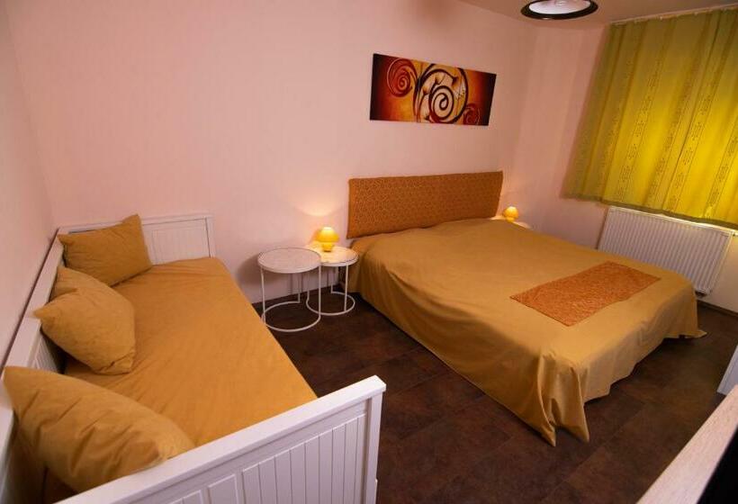Quarto Estandar para Deficientes Físicos, Napvirág Ház