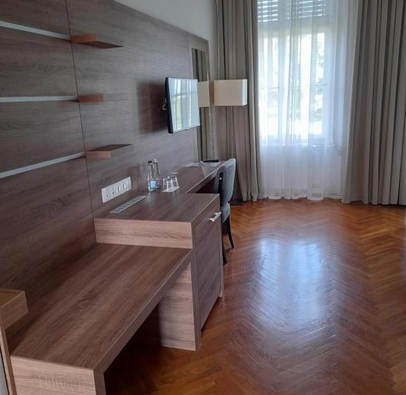 スタンダードルーム, Rosenberg Kúria