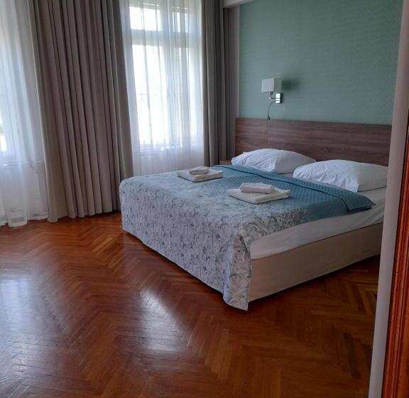 スタンダードルーム, Rosenberg Kúria