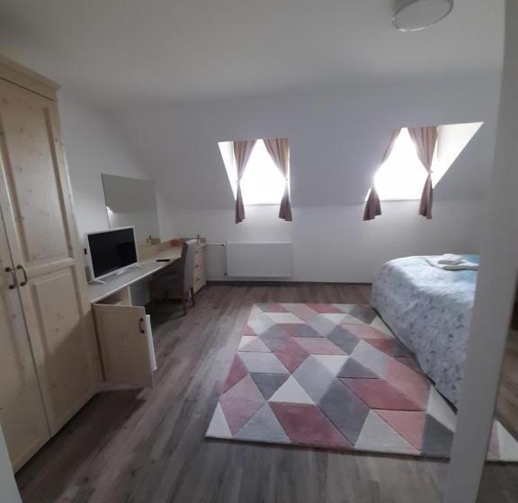 スタンダードルーム, Rosenberg Kúria