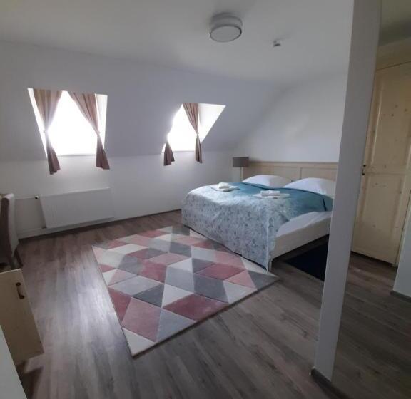 スタンダードルーム, Rosenberg Kúria