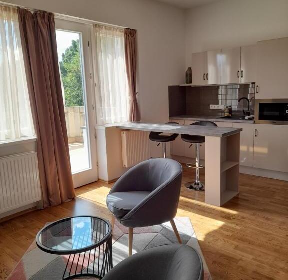 スイート（家族用）, Rosenberg Kúria