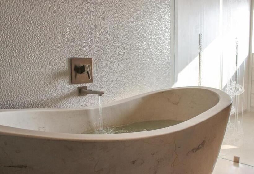 سوییت خانوادگی, Laviu B&b Luxe Suites