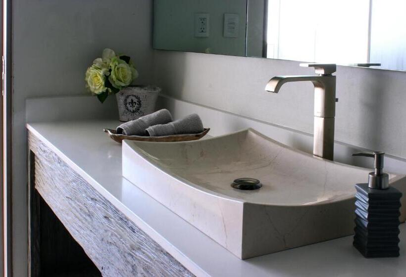 سوییت خانوادگی, Laviu B&b Luxe Suites