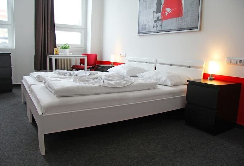 Chambre Standard, Check In Hostel