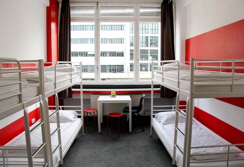 Lit en Chambre Commune, Check In Hostel