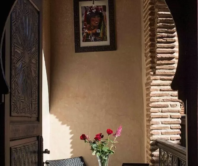 سوییت لوکس, Riad Mabrouk