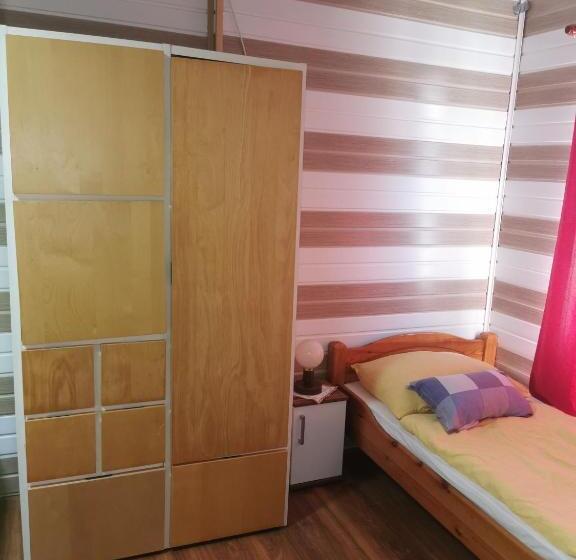 Economy Triple Room, Edit Vendégház