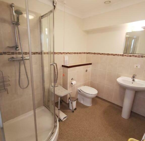 غرفة قياسية ثلاثية, The Grove