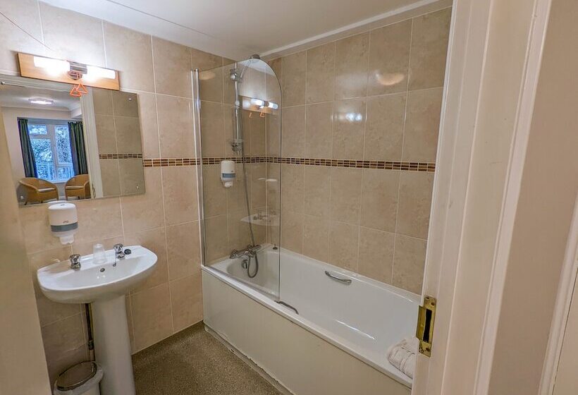 غرفة قياسية ثلاثية, The Grove