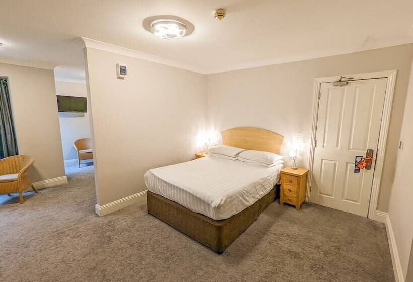 غرفة قياسية ثلاثية, The Grove