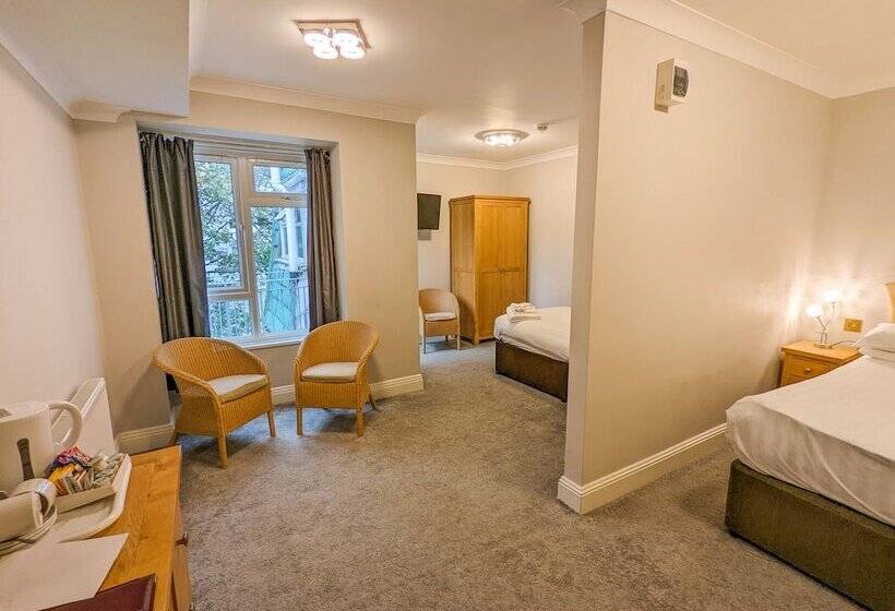 غرفة قياسية ثلاثية, The Grove