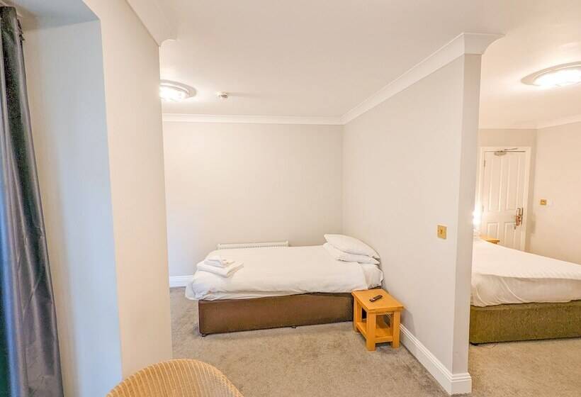 غرفة قياسية ثلاثية, The Grove