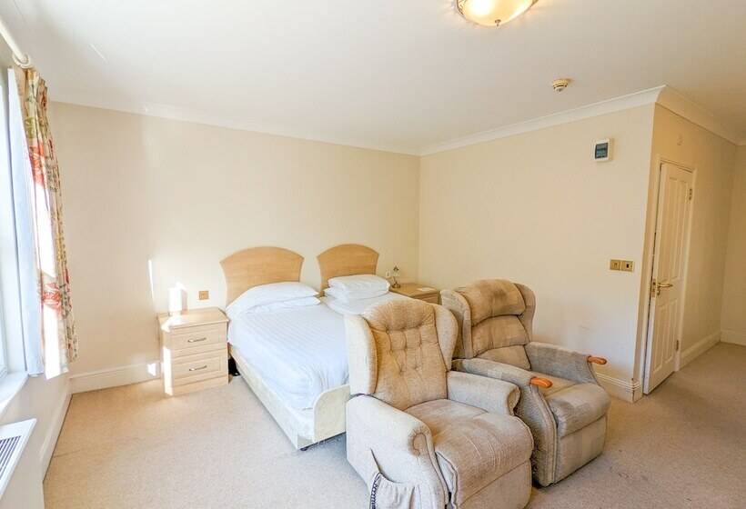 غرفة قياسية لذوى الاحتياجات الخاصة, The Grove