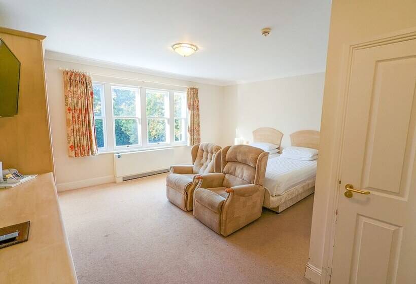 غرفة قياسية لذوى الاحتياجات الخاصة, The Grove