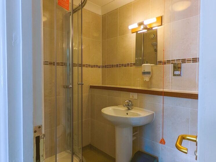 غرفة قياسية فردية, The Grove