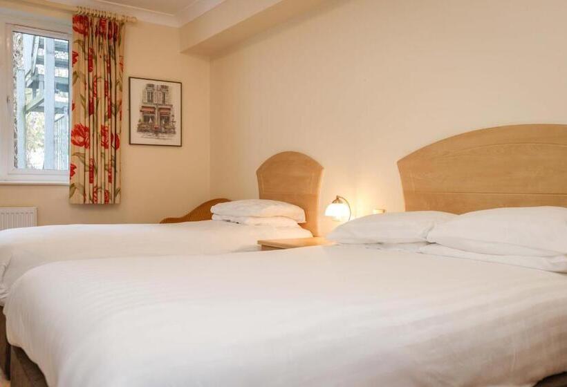 غرفة قياسية ثلاثية, The Grove