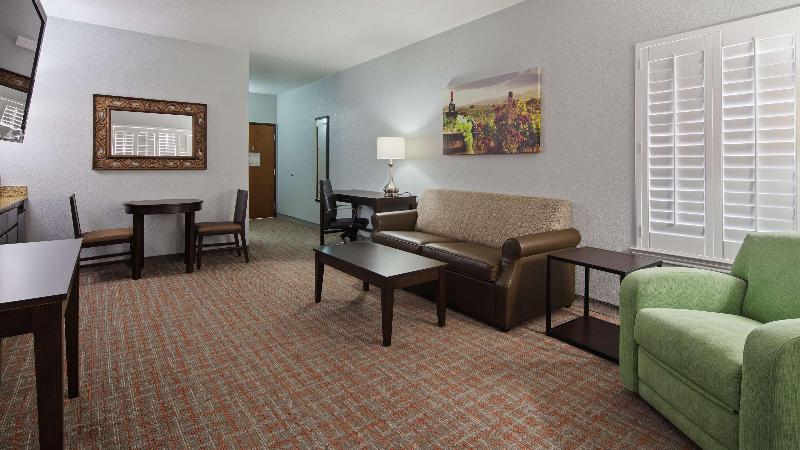 带大床的套房, Best Western Plus Fredericksburg