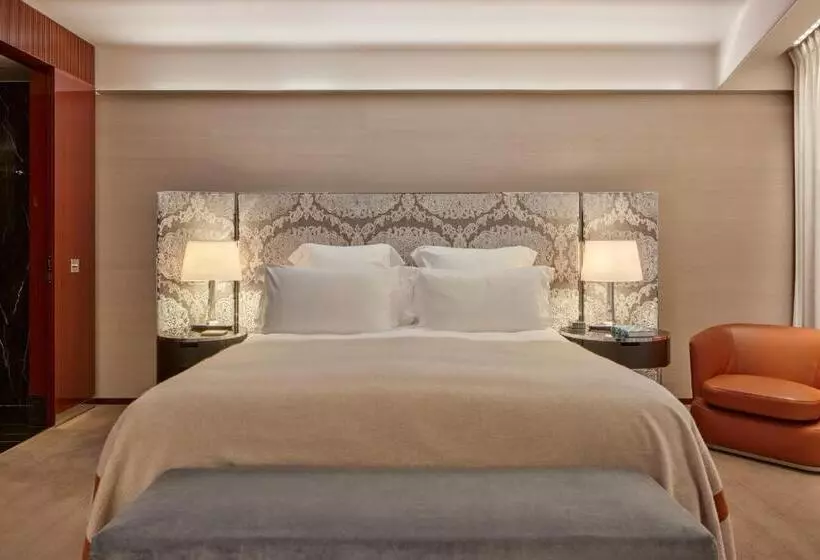 Superior Room King Size Bed, Bulgari Hotel London