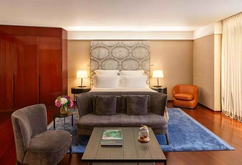 Junior Suite King Bed, Bulgari Hotel London