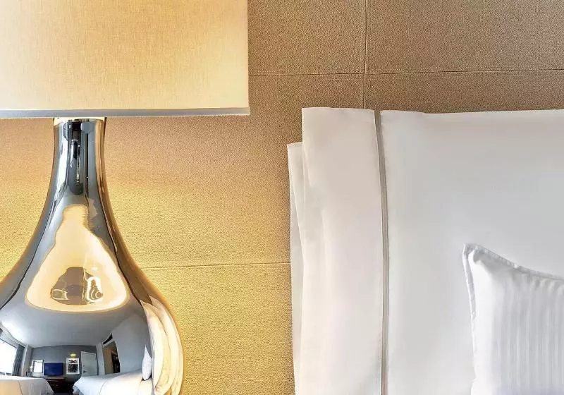 Superior Room King Size Bed, Bulgari Hotel London