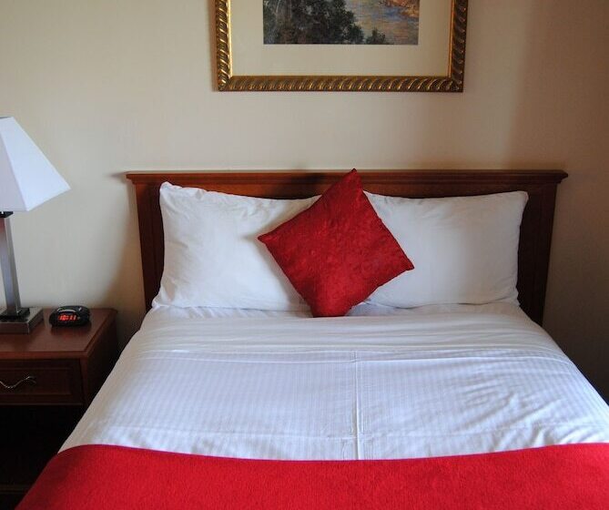 带2个双人床的标准工作室, Economy Inn