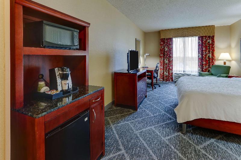 חדר סטנדרט עם מיטת קינג, Hilton Garden Inn Indianapolis Airport