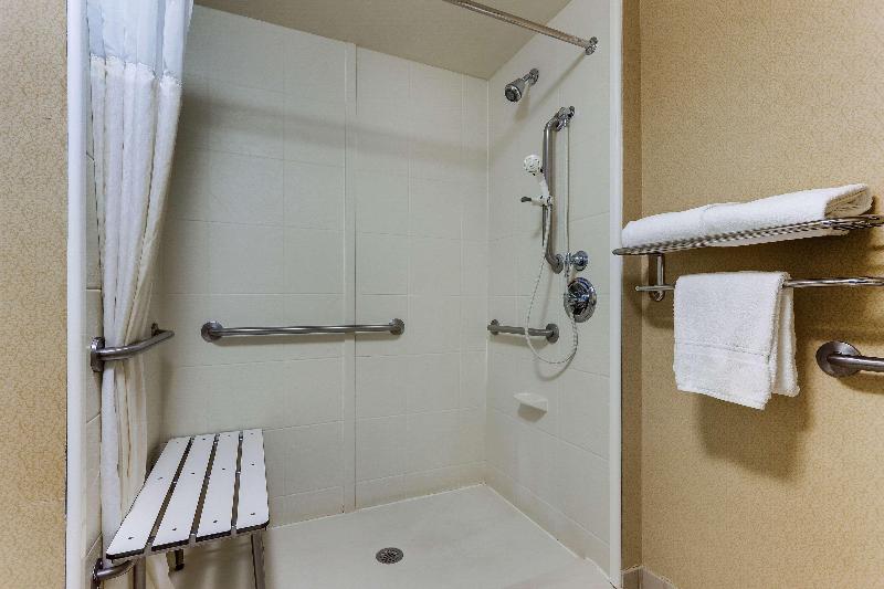 מיטת קינג בסוויטה, Hilton Garden Inn Indianapolis Airport