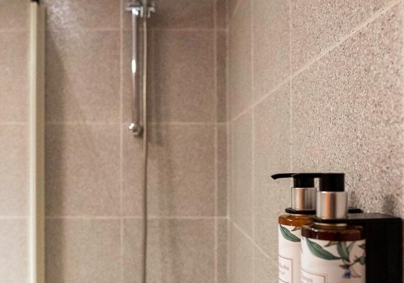 غرفة قياسية, go2 lancaster centre