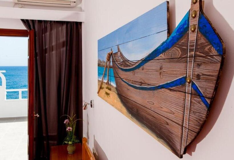 اتاق استاندارد با چشم‌انداز دریا, Irini S Rooms