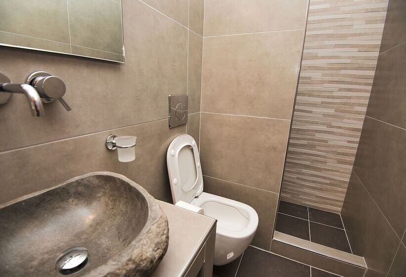 اتاق استاندارد یک نفره, Irini S Rooms