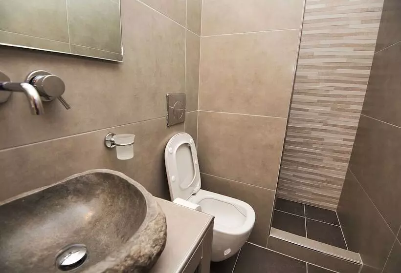 اتاق استاندارد یک نفره, Irini S Rooms