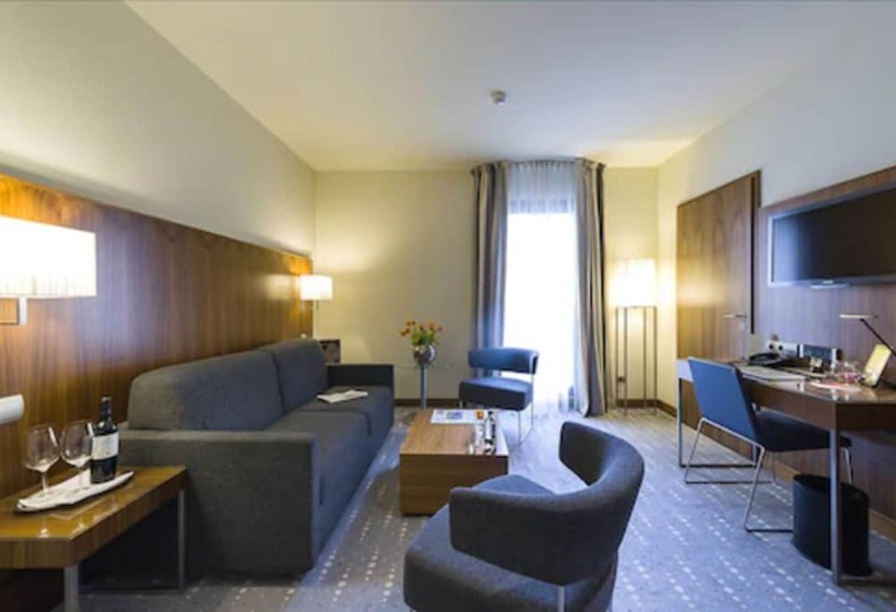 Семейный Номер, Miiro Borneta