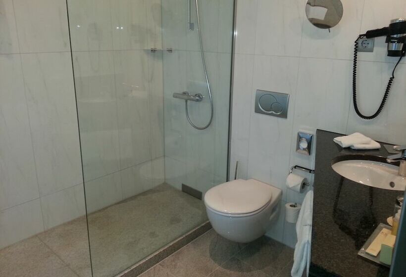 Семейный Номер, Miiro Borneta