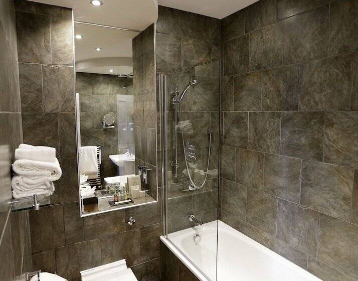 자쿠지 스위트, Nira Caledonia