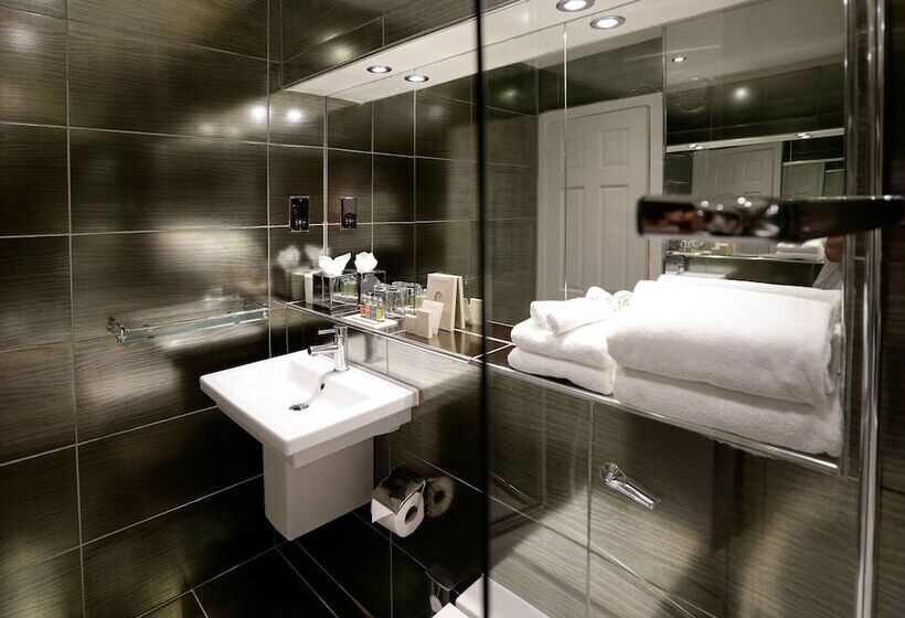 자쿠지 스위트, Nira Caledonia