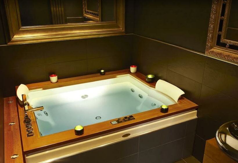 자쿠지 스위트, Nira Caledonia