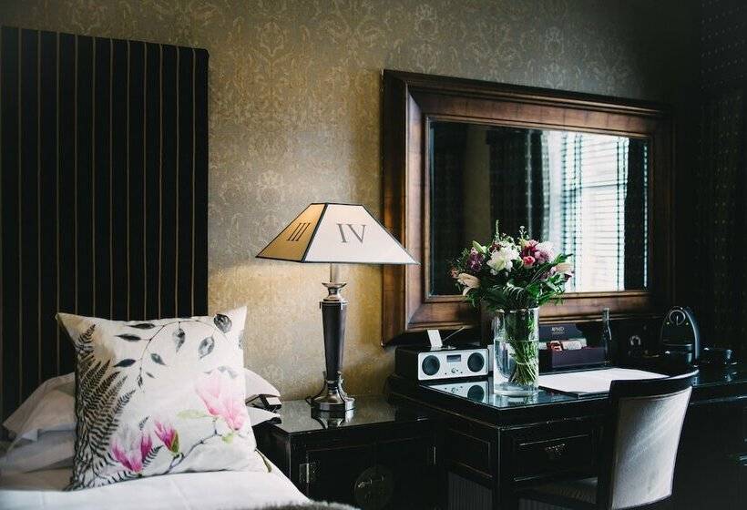 자쿠지 스위트, Nira Caledonia